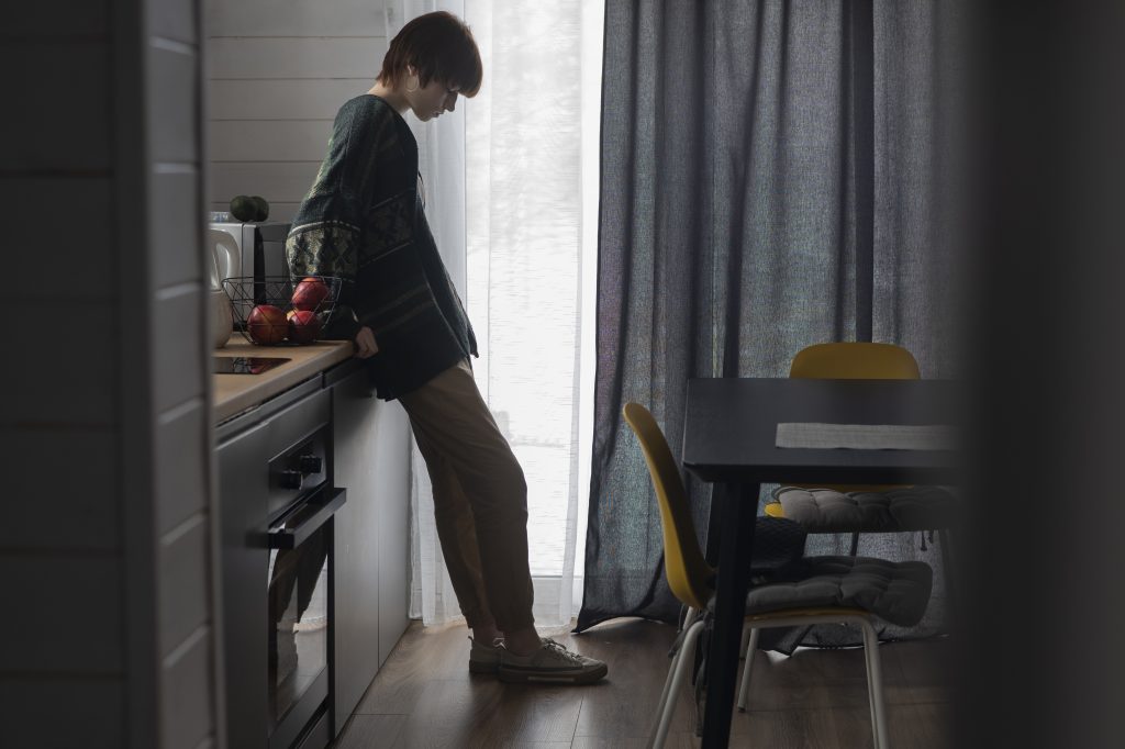 mujer joven solitaria de tiro completo 1 Actum Advocats Girona